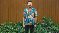 “Ada satu masa gue memang agak khawatir sama diri sendiri. Karena dari dulu, SMP, SMA di Kampus, di antara teman-teman tongkrongan gue beda sendiri, kalau yang lain suka hangout, gue lebih suka organisasi, kegiatan. Kesannya kok gue sok aktif, sok eksis. Tapi kemudian gue menyadari bahwa gue suka, gue menikmati.” Foto: Grandyos Zafna/detikcom