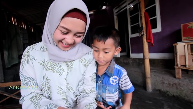 Wolipop sudah mewawancarai Yudi Anggata tentang kehidupan rumah tangganya dengan Helmi. Pria yang viral memberikan mahar sandal jepit itu mengatakan Helmi pernah selingkuh dengan lima pria. Malah dia yang selingkuh sama lima cowok beralasan pergi ke rumah orang tuanya. Malah dia keluar sama cowok lain tapi gak aku masalah, yang aku permasalahkan kan adalah dia berkata kotor ke orang tua aku, ungkap Yudi saat dihubungi Wolipop lewat WhatsApp, Senin (4/4/2022). Foto: Dok. Youtube Yudi Anggata.