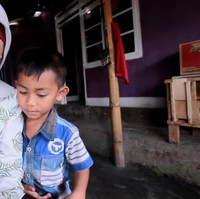 Wolipop sudah mewawancarai Yudi Anggata tentang kehidupan rumah tangganya dengan Helmi. Pria yang viral memberikan mahar sandal jepit itu mengatakan Helmi pernah selingkuh dengan lima pria. Malah dia yang selingkuh sama lima cowok beralasan pergi ke rumah orang tuanya. Malah dia keluar sama cowok lain tapi gak aku masalah, yang aku permasalahkan kan adalah dia berkata kotor ke orang tua aku, ungkap Yudi saat dihubungi Wolipop lewat WhatsApp, Senin (4/4/2022). Foto: Dok. Youtube Yudi Anggata.