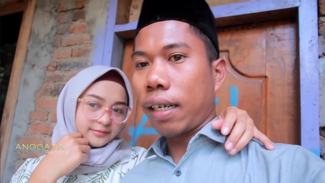 Pria kelahiran 26 November 1996 itu mengungkapkan dia dan Helmi sudah satu tahun berpisah. Sudah setahun lebih berpisah, lanjutnya. Yudi kini sudah tidak menjalin komunikasi dengan Helmi dan memilih bangkit dari perceraiannya. Nggak ada komunikasi sama sekali (dengan Helmi) dan kegiatan sehari-hari hanya bikin konten Youtube, ucap Yudi. Foto: Dok. Youtube Yudi Anggata.