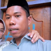 Pria kelahiran 26 November 1996 itu mengungkapkan dia dan Helmi sudah satu tahun berpisah. Sudah setahun lebih berpisah, lanjutnya. Yudi kini sudah tidak menjalin komunikasi dengan Helmi dan memilih bangkit dari perceraiannya. Nggak ada komunikasi sama sekali (dengan Helmi) dan kegiatan sehari-hari hanya bikin konten Youtube, ucap Yudi. Foto: Dok. Youtube Yudi Anggata.