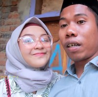 Yudi menambahkan berdasarkan pengakuan Helmi, istrinya itu tak ingin menyusahkannya. Sang istri memahami kalau kondisi ekonominya sedang tidak baik di masa pandemi Corona ini. Dan beli sandal jepitnya pas sore-sore sebelum akad nikah, ucap Yudi. Foto: Dok. Youtube Yudi Anggata.