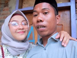 8 Potret Pasangan Viral Nikah dengan Mahar Sandal Jepit Berakhir Cerai