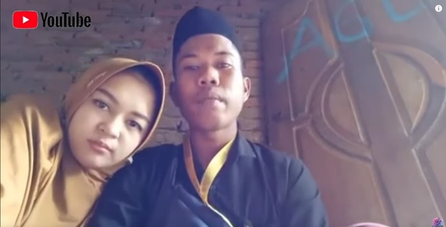 Yudi dan Helmi menikah pada 3 Juli 2020. Pernikahan yang baru berusia dua tahun itu kini dikabarkan telah berakhir. Kabar tersebut awalnya dari akun Youtube Lalu Husnul Hakim. Dalam video tersebut, Helmi dituduh selingkuh. Namun Helmi menjawab yang mulai selingkuh terlebih dahulu adalah Yudi. Foto: Dok. Youtube Yudi Anggata.