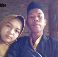 Yudi dan Helmi menikah pada 3 Juli 2020. Pernikahan yang baru berusia dua tahun itu kini dikabarkan telah berakhir. Kabar tersebut awalnya dari akun Youtube Lalu Husnul Hakim. Dalam video tersebut, Helmi dituduh selingkuh. Namun Helmi menjawab yang mulai selingkuh terlebih dahulu adalah Yudi. Foto: Dok. Youtube Yudi Anggata.