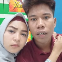 Hingga kini Yudi memutuskan belum mau menikah lagi karena masih ada perasaan trauma. Dia sedang fokus bekerja sambil membuat konten di Youtube. Sekarang tinggal di rumah sendiri dan belum kepikiran untuk menikah trauma dikhianati, pungkas Yudi. Foto: Dok. Youtube Yudi Anggata.