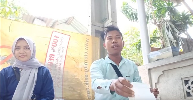Menurut pria yang bernama lengkap Iwan Firman Wahyudi itu, setelah cerai darinya, Helmi sudah menikah dan sudah dua kali cerai. Semenjak aku cerai sama dia, dia kan langsung kawin. Nah, dia cerai lagi dan dia kerja jadi wanita komersil kata teman-teman aku sih, kata Yudi yang merasa kesal. Foto: Dok. Youtube Yudi Anggata.