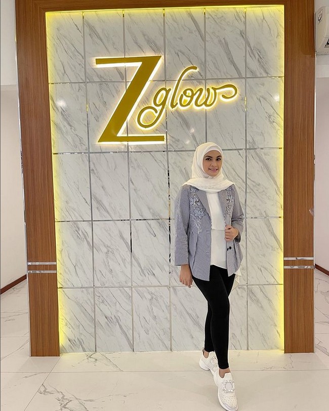 Selain menjadi ibu rumah tangga, Zulya mempunyai klinik kecantikan yang bernama Z Glow. Zulya juga memiliki klinik kesehatan, skincare dan sekolah taman kanak-kanak. Foto: Dok. Instagram @futrizulya.