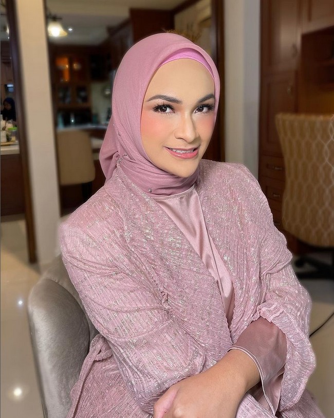 Hijab polos dan simpel menjadi ciri khas Futri Zulya Savitri di berbagai kegiatannya. Seperti gaya Futri Zulya Savitri di foto ini, ia mengenakan hijab segiempat yang diikat rapi ke belakang, dipadu outfit dengan warna yan senada. Foto: Dok. Instagram @futrizulya.