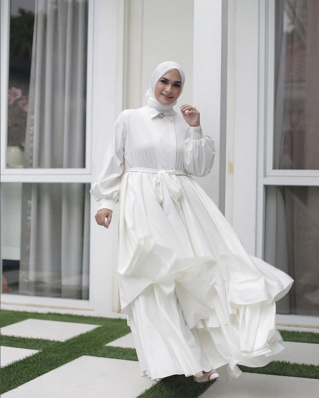 Futri Zulya Savitri aktif membagikan kegiatannya melalui akun Instagram pribadinya @futrizulya. Dalam kesehariannya, dia kerap mengenakan hijab segiempat dengan gaya feminin. Dalam foto ini, Zulya terlihat anggun memakai dress serba putih.  Foto: Dok. Instagram @futrizulya.