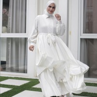 Futri Zulya Savitri aktif membagikan kegiatannya melalui akun Instagram pribadinya @futrizulya. Dalam kesehariannya, dia kerap mengenakan hijab segiempat dengan gaya feminin. Dalam foto ini, Zulya terlihat anggun memakai dress serba putih.  Foto: Dok. Instagram @futrizulya.