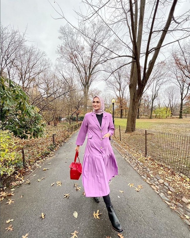 Futri Zulya Savitri yang hobi traveling mengabadikan foto OOTD di Central Park, New York dengan mengenakan tunik warna lilac. Zulya memakai hijab motif warna senada dengan tunik dilengkapi dengan ankle boots hitam. Foto: Dok. Instagram @futrizulya.