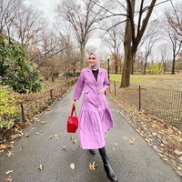 Futri Zulya Savitri yang hobi traveling mengabadikan foto OOTD di Central Park, New York dengan mengenakan tunik warna lilac. Zulya memakai hijab motif warna senada dengan tunik dilengkapi dengan ankle boots hitam. Foto: Dok. Instagram @futrizulya.