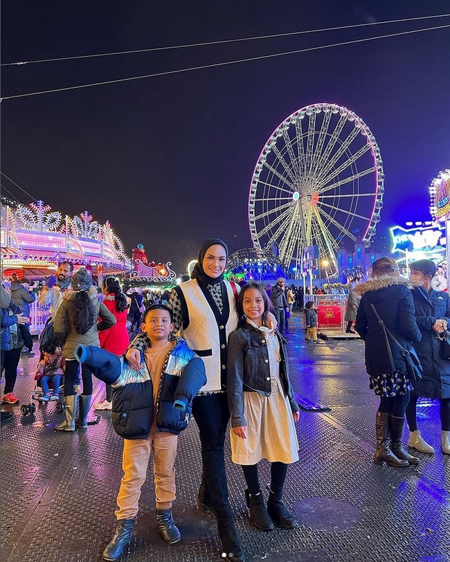 Futri Zulya Savitri menikah dengan Ahmad Mumtaz Rais pada Oktober 2011. Pernikahan keduanya dikaruniai dua anak, seorang anak perempuan dan laki-laki yang bernama Illy dan Zahavi. Foto: Dok. Instagram @futrizulya.