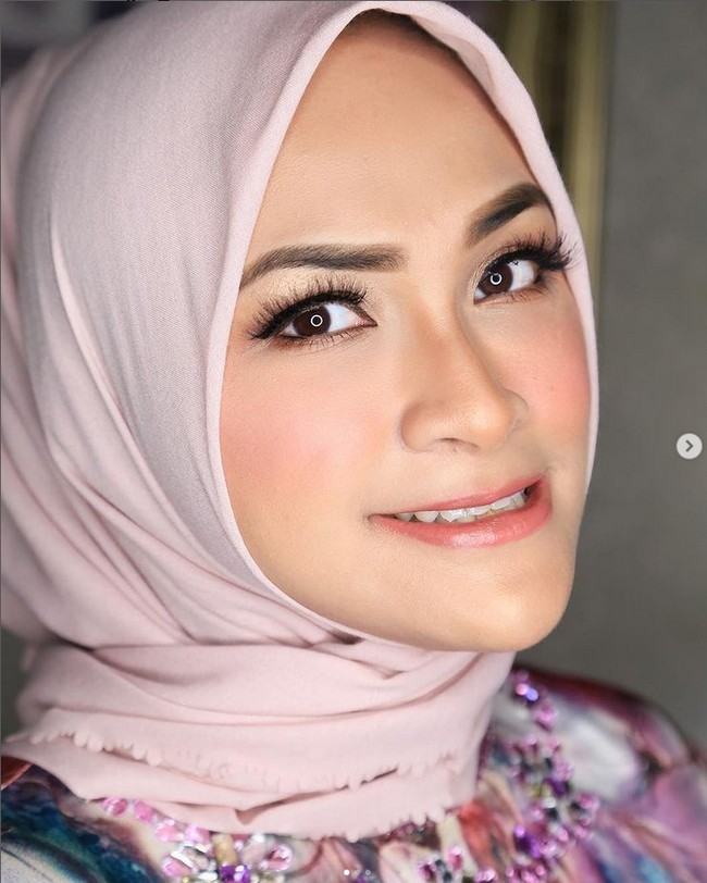 Futri Zulya Savitri sejak awal mengajukan gugatan cerai didampingi oleh pengacaranya, Sandy Arifin dan Wijayono Hadi Sukrisno. Dilihat lagi dari SIPP, sidang gugatan cerai pada Ahmad Mumtaz Rais sebelumnya digelar pada 30 Maret 2022 dengan agenda kesempatan terakhir untuk tergugat, Ahmad Mumtaz Rais menyerahkan duplik.  Foto: Dok. Instagram @futrizulya.