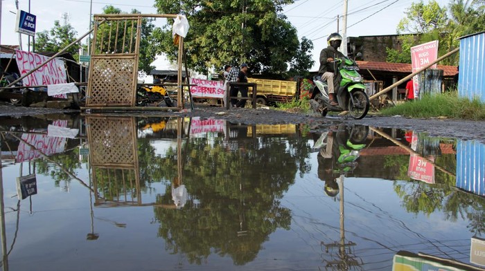 Gegara Ini Akses Jalan di Pattallassang Gowa Ditutup Warga Warga Menutup akses kendaraan di Jalan Poros Pattallassang dengan sejumlah spanduk. Diketahui, aksi itu dilakukan sebagai bentuk protes karena jalan rusak.