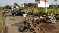 Aksi penutupan jalan itu membuat sejumlah kendaraan memutar arah karena tak dapat melintas. (Arnas Padda/Antara Foto).