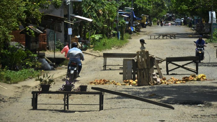 Gegara Ini Akses Jalan di Pattallassang Gowa Ditutup Warga Warga Menutup akses kendaraan di Jalan Poros Pattallassang dengan sejumlah spanduk. Diketahui, aksi itu dilakukan sebagai bentuk protes karena jalan rusak.