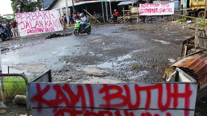 Gegara Ini Akses Jalan di Pattallassang Gowa Ditutup Warga Warga Menutup akses kendaraan di Jalan Poros Pattallassang dengan sejumlah spanduk. Diketahui, aksi itu dilakukan sebagai bentuk protes karena jalan rusak.