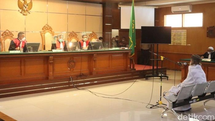 Habib Bahar bin Smith menjalani sidang penyebaran berita hoaks di PN Bandung, Selasa (5/4/2022)