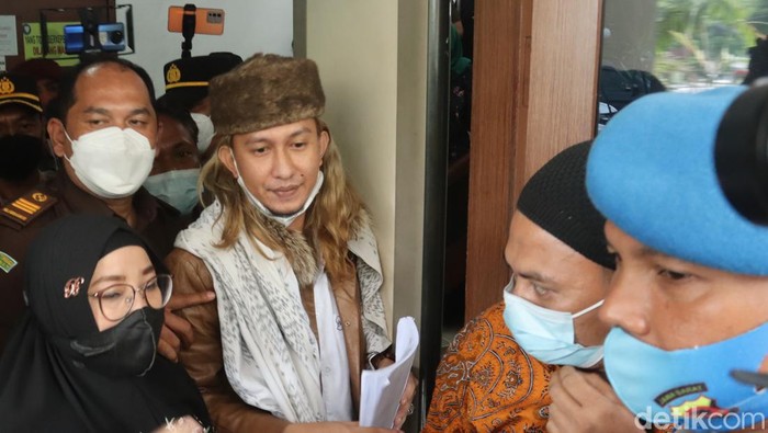 Habib Bahar bin Smith saat keluar dari area persidangan di PN Bandung, Kota Bandung, Selasa (5/4/2022)