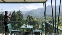 Pengunjung merekam keindahan lanskap Sentul dari Hafa Mountaun View. Lokasi ini sekitar 300 meter dari tugu Nol Kilometer, Bojong Koneng. 