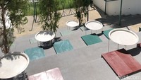 Deck mini amphitheater menghadap matahari terbit membuat menu pagi menjadi hangat dengan melihat hijaunya pegunungan .
