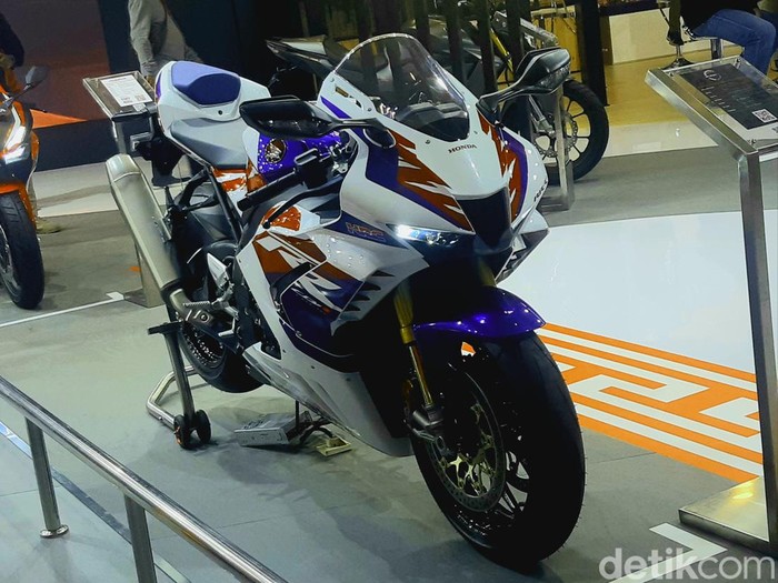 Honda CBR1000RR-R Fireblade SP 30th Anniversary