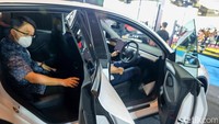 Tesla Y memiliki konfigurasi 5 seater yang dapat dilipat untuk menambah kapasitas muatan. Pengunjung bisa merasakan langsung Tesla Y ini.