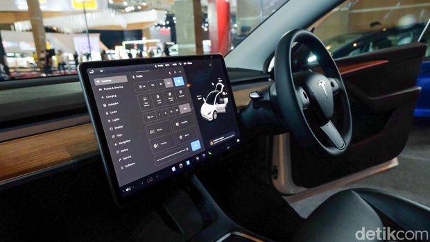 Mobil Tesla Y diperkenalkan di pameran otomotif Indonesia International Motor Show (IIMS) 2022. Tesla Y dibanderol mulai Rp 2 miliar, Selasa, 5/4/2022.