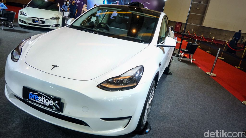 Mobil Tesla Y diperkenalkan di pameran otomotif Indonesia International Motor Show (IIMS) 2022. Tesla Y dibanderol mulai Rp 2 miliar, Selasa, 5/4/2022.