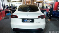 Tesla Model Y tipe Long Range dibanderol Rp2 miliar, sedangkan tipe Performance Rp2,4 miliar. Tesla Y memiliki beberapa pilihan warna seperti Pearl White Multi-coat, Solid Black, Deep Blue Metallic, Midnight Silver Metallic dan Red Multi-Coat.