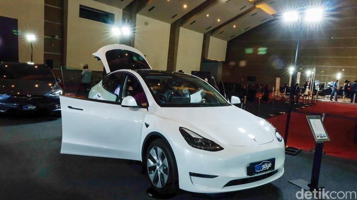 Mobil Tesla Y diperkenalkan di pameran otomotif Indonesia International Motor Show (IIMS) 2022. Tesla Y dibanderol mulai Rp 2 miliar, Selasa, 5/4/2022.