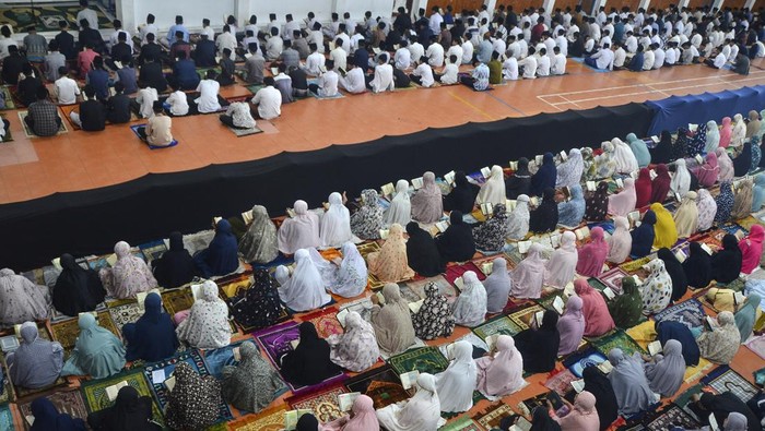 Isi Bulan Ramadan dengan Tadarus Alquran Selama Ramadan dianjurkan untuk membaca Aquran. Hal itu yang dilakukan para santri di Pondok Pesantren Darussalam, Kabupaten Ciamis, Jawa Barat.