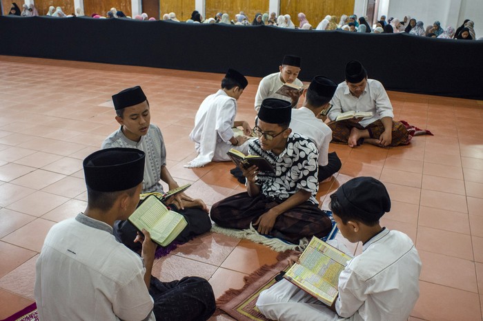 Selama Ramadan dianjurkan untuk membaca Aquran. Hal itu yang dilakukan para santri di Pondok Pesantren Darussalam, Kabupaten Ciamis, Jawa Barat.