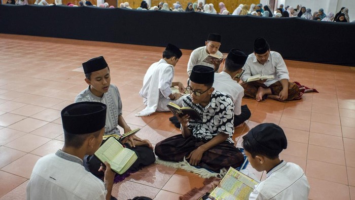 Isi Bulan Ramadan dengan Tadarus Alquran Selama Ramadan dianjurkan untuk membaca Aquran. Hal itu yang dilakukan para santri di Pondok Pesantren Darussalam, Kabupaten Ciamis, Jawa Barat.