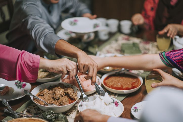 Jadwal Buka Puasa Bogor Hari Ini 5 April 2022, Cek di Sini! High angle malaysian malay family having family reunion dinner assorted malay food at home celebrating hari raya