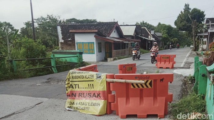 Jembatan jalan lingkar Delanggu Klaten masih rusak, Selasa (5/4/2022).