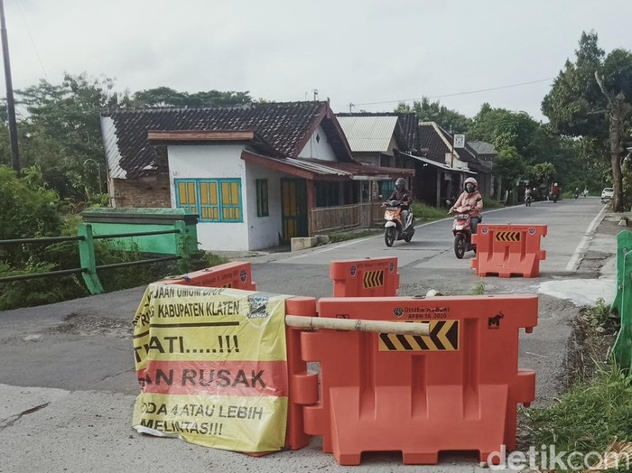 Jembatan jalan lingkar Delanggu Klaten masih rusak, Selasa (5/4/2022).