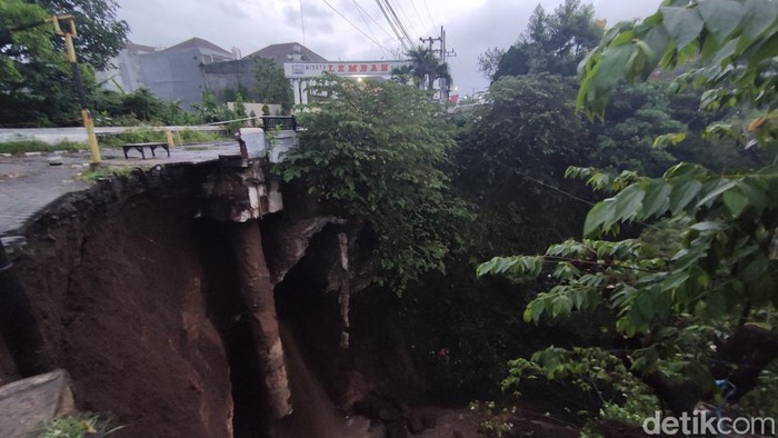 Longsor susulan terjadi di Jembatan Lembah Dieng, Kecamatan Sukun, Kota Malang tadi sore. Akses jembatan ditutup total.