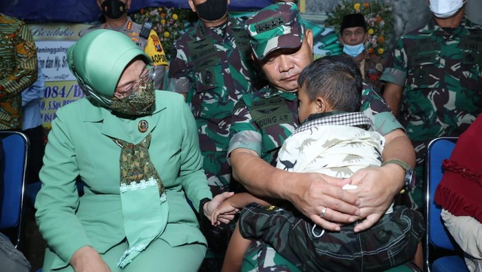 Jenderal Dudung mengunjungi anak Sertu Eka (Dok Puspenad)