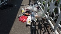 Sampah tersebut juga menimbulkan bau yang tidak sedap.
