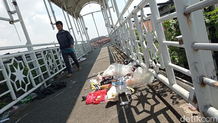 JPO Kampung Melayu Kecil Dipenuhi Sampah Pejalan kaki melintas diantara sampah yang berada di JPO Kampung Melayu Kecil, Jalan KH Abdullah Syafei, Jakarta Selatan, Selasa (5/4/2022).