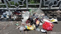 Pantauan detikcom sekitar pukul 10.18 WIB, JPO ini dipenuhi sampah rumah tangga yang kemungkinan dibuang sebarangan oleh warga.