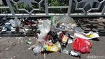 Sampah Berceceran di JPO Kampung Melayu Kecil, Jorok Banget
