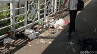 Selain itu, sampah di JPO tersebut juga membuat tidak enak dipandang.