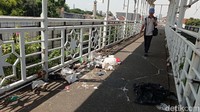 Adanya sampah ini mengganggu kenyamanan pejalan kaki.