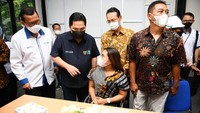 Menteri BUMN Erick Thohir bersama Direktur Utama Bank BTN Haru Koesmahargyo berbincang dengan para atlit paralimpic usai menyaksikan serah terima unit hunian di Jakarta. Menteri BUMN melalui Bank BTN selaku koordinator dan 4 BUMN Donatur masing-masing PT Krakatau Steel, PT Pembangunan Perumahan, PT Kawasan Berikat Nusantara dan PT Asuransi IndonesiaRe memberikan apresiasi kepada 9 atlit juara paralimpic di Tokyo tahun lalu.