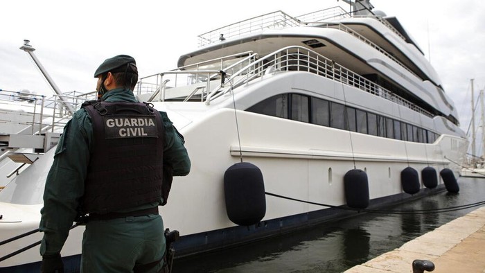 Kapal Pesiar Mewah Tango Milik Miliader Rusia Disita AS Amerika Serikat (AS) menyita kapal pesiar mewah bernama Tango di pelabuhan Palma de Mallorca, Spanyol. Kapal itu diduga milik miliar Rusia Viktor Vekselberg.