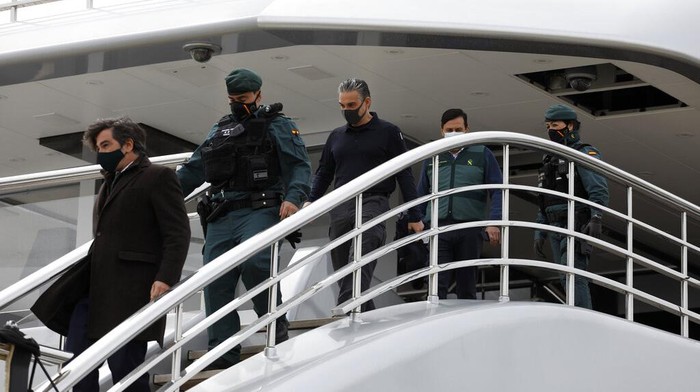 Kapal Pesiar Mewah Tango Milik Miliader Rusia Disita AS Amerika Serikat (AS) menyita kapal pesiar mewah bernama Tango di pelabuhan Palma de Mallorca, Spanyol. Kapal itu diduga milik miliar Rusia Viktor Vekselberg.